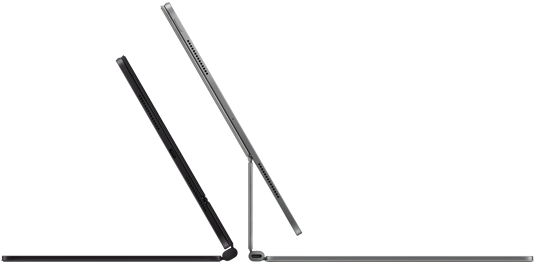 อุปกรณ์ iPad Pro จำนวน 2 เครื่องที่ติดเข้ากับ Magic Keyboard, ตัวเครื่องภายนอกด้านข้าง, รูปทรงที่บาง, สีดำสเปซแบล็ค พร้อมลำโพงและพอร์ต USB-C, เอียงเปิดครึ่งหนึ่ง, สีเงิน, เปิดกางอยู่, เอียงไปด้านหลังเพื่อแสดงดีไซน์แบบยกลอยที่ปรับเอนได้ของคีย์บอร์ด, ลำโพง และไมโครโฟน