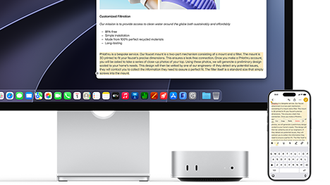 Mac mini ด้านหน้า, วางอยู่ใต้ Studio Display, iPhone วางอยู่ทางขวาของอุปกรณ์และจอภาพ, ข้อความที่ถูกเลือกโดยใช้คำสั่งตัด คัดลอก วาง และป้อนอัตโนมัติแสดงอยู่บน iPhone และตรงกับข้อความที่ไฮไลท์อยู่บนจอภาพ, แสดงภาพการใช้งานคลิปบอร์ดกลาง