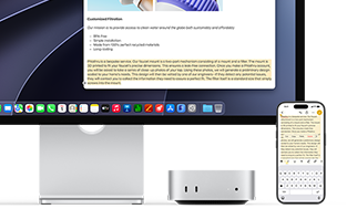 Mac mini ด้านหน้า, วางอยู่ใต้ Studio Display, iPhone วางอยู่ทางขวาของอุปกรณ์และจอภาพ, ข้อความที่ถูกเลือกโดยใช้คำสั่งตัด คัดลอก วาง และป้อนอัตโนมัติแสดงอยู่บน iPhone และตรงกับข้อความที่ไฮไลท์อยู่บนจอภาพ, แสดงภาพการใช้งานคลิปบอร์ดกลาง