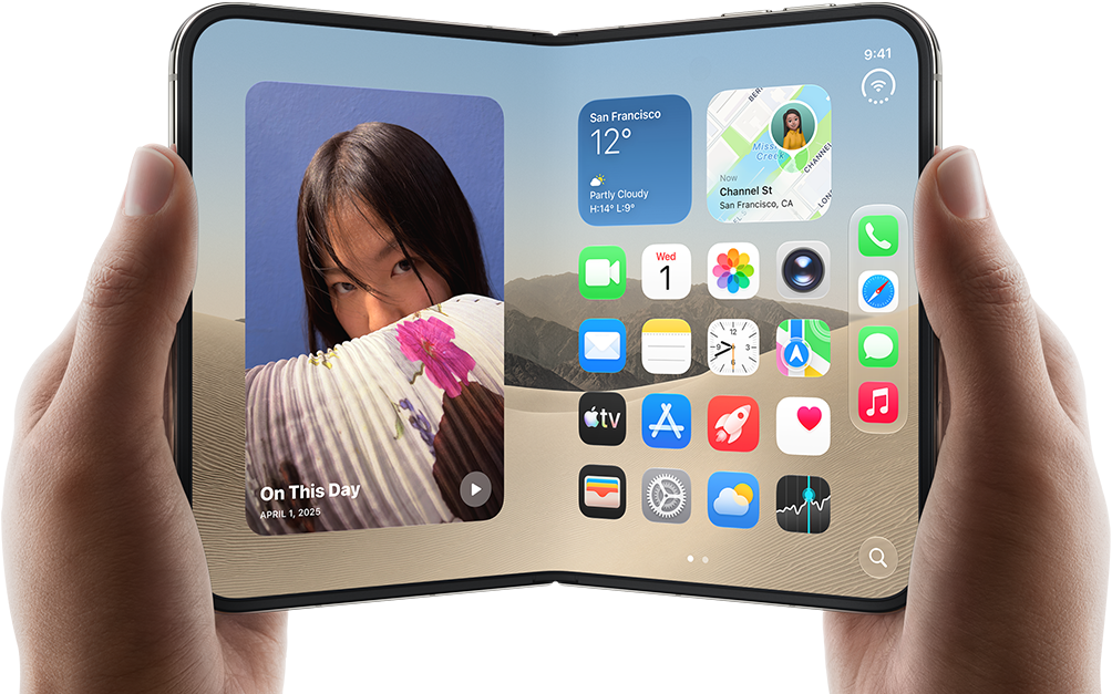 iPhone Duo, สีสตาร์ไวท์, ถืออยู่ในมือสองข้างในแนวนอน, กางเปิดอยู่, หน้าจอด้านในแสดงรูปภาพทางด้านซ้าย, แอปทางด้านขวา