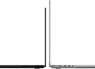 MacBook Pro รุ่น 14 นิ้ว และ 16 นิ้ว หันหลังชนกัน แสดงความแตกต่างของขนาดและเน้นให้เห็นตัวเครื่องด้านข้างที่บาง