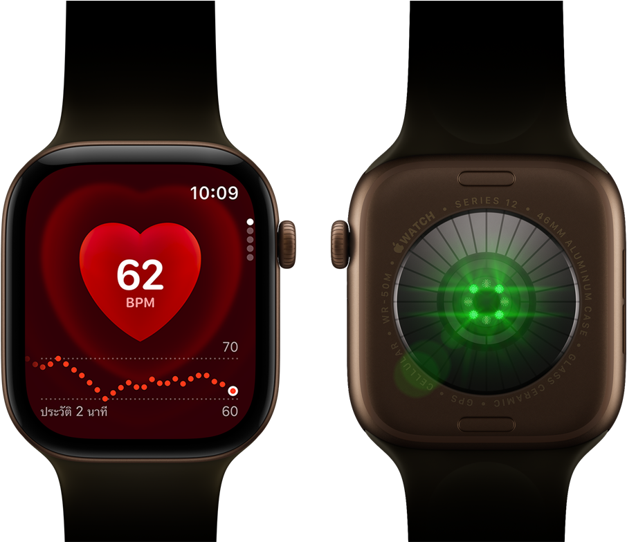 Apple Watch Series 12 สองเรือน, ตัวเรือนอะลูมิเนียม, สีบรอนซ์เข้ม พร้อมสายแบบ Sport Band สีเขียวมะกอก, เรือนหนึ่งแสดงแอปอัตราการเต้นของหัวใจ, อีกเรือนแสดงระบบติดตามสุขภาพที่ด้านหลังของนาฬิกา, พร้อมแสง LED สีเขียวที่ส่องสว่าง