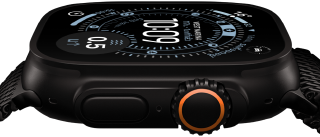 Apple Watch Ultra 3, ภายนอกด้านข้าง, ตัวเรือนไทเทเนียมดำ, เข็มทิศบนหน้าปัดนาฬิกาโอเรียนเทียริ่ง, ปุ่มด้านข้างและ Digital Crown
