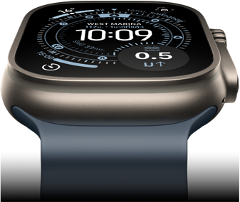 Apple Watch Ultra 3 เอียงไปข้างหน้า, ตัวเรือนไทเทเนียมธรรมชาติ, เข็มทิศบนหน้าปัดนาฬิกาโอเรียนเทียริ่ง, สายแบบ Ocean Band สีน้ำเงินแองเคอร์บลู