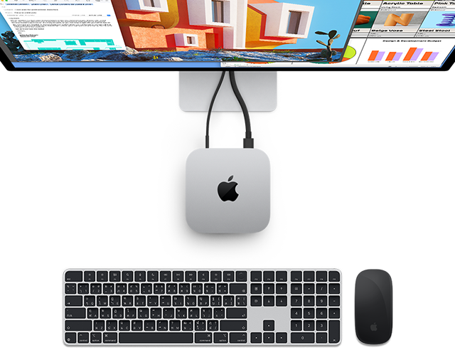 แสดงมุมมองด้านบนของ Mac mini สีเงินพร้อมโลโก้ Apple ที่เสียบเข้ากับจอภาพ และวางอยู่ข้าง Magic Keyboard แบบไร้สายและ Magic mouse