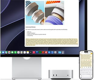 Mac mini ด้านหน้า, วางอยู่ใต้ Studio Display, iPhone วางอยู่ทางขวาของอุปกรณ์และจอภาพ, ข้อความที่ถูกเลือกโดยใช้คำสั่งตัด คัดลอก วาง และป้อนอัตโนมัติแสดงอยู่บน iPhone และตรงกับข้อความที่ไฮไลท์อยู่บนจอภาพ, แสดงภาพการใช้งานคลิปบอร์ดกลาง
