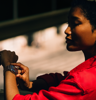 บุคคลหนึ่งได้รับสายเรียกเข้าบน Apple Watch Series 11