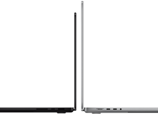 MacBook Pro รุ่น 14 นิ้ว และ 16 นิ้ว หันหลังชนกัน แสดงความแตกต่างของขนาดและเน้นให้เห็นตัวเครื่องที่บาง
