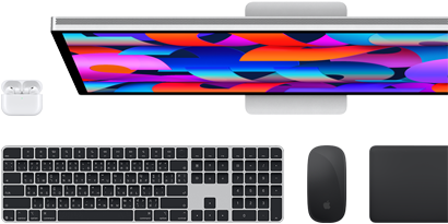 คอลเลกชั่นอุปกรณ์เสริมและอุปกรณ์ต่างๆ ซึ่งรวมถึง AirPods, Magic Keyboard พร้อม Touch ID, Magic Mouse, Magic Trackpad, Studio Display