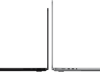 MacBook Pro รุ่น 14 นิ้ว และ 16 นิ้ว หันหลังชนกัน แสดงความแตกต่างของขนาดและเน้นให้เห็นตัวเครื่องด้านข้างที่บาง