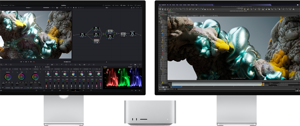 จอภาพ Studio Display และ Studio Display XDR โดยวางอยู่ด้านข้างของ Mac Studio แต่ละข้าง, แสดงพื้นที่ทำงานของศิลปิน พร้อมซอฟต์แวร์และเครื่องมือสร้างโมเดล 3D