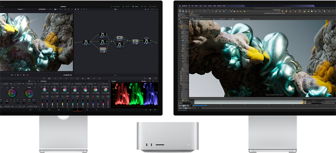 จอภาพ Studio Display และ Studio Display XDR โดยวางอยู่ด้านข้างของ Mac Studio แต่ละข้าง, แสดงพื้นที่ทำงานของศิลปิน พร้อมซอฟต์แวร์และเครื่องมือสร้างโมเดล 3D
