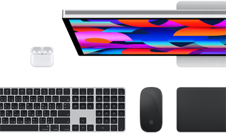 คอลเลกชั่นอุปกรณ์เสริมและอุปกรณ์ต่างๆ ซึ่งรวมถึง AirPods, Magic Keyboard พร้อม Touch ID, Magic Mouse, Magic Trackpad, Studio Display