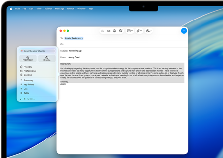 หน้าจอ MacBook Air แสดงเครื่องมือการเขียนของ Apple Intelligence ที่กำลังเขียนอีเมล