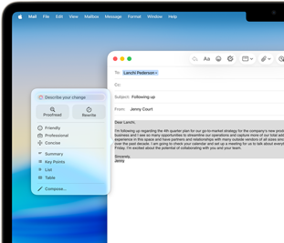 หน้าจอ MacBook Air แสดงเครื่องมือการเขียนของ Apple Intelligence ที่กำลังเขียนอีเมล