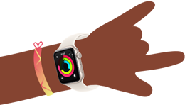 ภาพการ์ตูนของข้อมือเด็กที่สวม Apple Watch SE 3 โดยหน้าจอเปิดแอปกิจกรรม