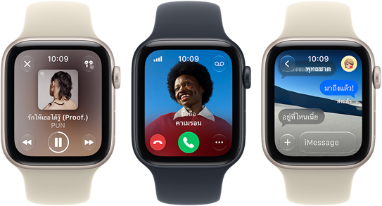 อุปกรณ์ Apple Watch SE 3 สามเรือนวางอยู่ข้างกัน, เรือนหนึ่งแสดงแอป Apple Music, เรือนหนึ่งแสดงสายเรียกเข้า และอีกเรือนหนึ่งแสดงการรับส่งข้อความ