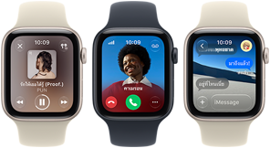 อุปกรณ์ Apple Watch SE 3 สามเรือนวางอยู่ข้างกัน, เรือนหนึ่งแสดงแอป Apple Music, เรือนหนึ่งแสดงสายเรียกเข้า และอีกเรือนหนึ่งแสดงการรับส่งข้อความ