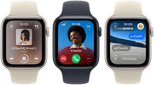 อุปกรณ์ Apple Watch SE 3 สามเรือนวางอยู่ข้างกัน, เรือนหนึ่งแสดงแอป Apple Music, เรือนหนึ่งแสดงสายเรียกเข้า และอีกเรือนหนึ่งแสดงการรับส่งข้อความ