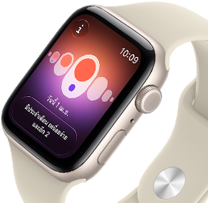 Apple Watch SE 3, ตัวเรือนอะลูมิเนียม, สีสตาร์ไลท์, การติดตามรอบเดือนพร้อมอาการประจำเดือนที่แตกต่างกัน, ภายนอกด้านขวา, Digital Crown, ปุ่มด้านข้าง, สายแบบ Sport Band, สีทราย