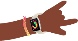 ภาพการ์ตูนแสดงแขนของเด็กสองคน, ทั้งคู่สวม Apple Watch SE 3, เรือนหนึ่งแสดงแอปกิจกรรม, อีกเรือนหนึ่งแสดงแอปข้อความ