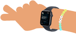 ภาพการ์ตูนแสดงแขนของเด็กสองคน, ทั้งคู่สวม Apple Watch SE 3, เรือนหนึ่งแสดงแอปกิจกรรม, อีกเรือนหนึ่งแสดงแอปข้อความ