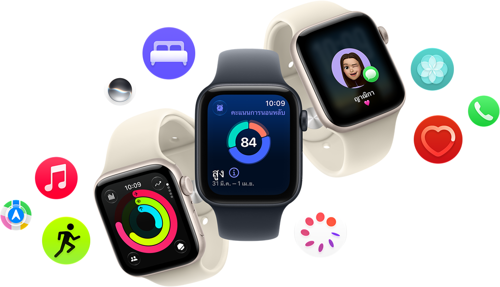 อุปกรณ์ Apple Watch SE 3 สามเรือนลอยอยู่ข้างกัน เรือนหนึ่งแสดงวงแหวนกิจกรรม เรือนหนึ่งแสดงคะแนนการนอนหลับ และอีกเรือนหนึ่งแสดงข้อความที่ส่งเข้ามา