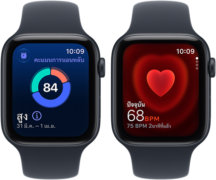 อุปกรณ์ Apple Watch SE 3 สองเรือน, ทั้งสองเรือนมาพร้อมตัวเรือนอะลูมิเนียม, สีมิดไนท์พร้อมสายแบบ Sport Band สีนาวีบลู, เรือนหนึ่งแสดงคะแนนการนอนหลับ, เรือนหนึ่งแสดงแอปอัตราการเต้นของหัวใจ, ภายนอกด้านขวา, Digital Crown