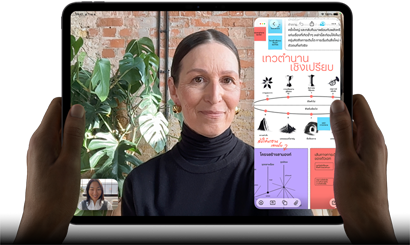 ตัวเครื่องภายนอกด้านหน้าของ iPad Pro, วางในแนวนอน, สีดำสเปซแบล็ค, มุมมน, ขอบจอภาพสีดำ, มือข้างหนึ่งถือบริเวณด้านซ้ายและอีกข้างหนึ่งถือบริเวณด้านขวา, จอภาพแสดงการสนทนาทาง FaceTime ที่มีแอปเพื่อการศึกษาที่แสดงงานนำเสนอเรื่อง "เทวตำนานเปรียบเทียบ" พร้อมข้อความ ไดอะแกรม และโน้ตที่เขียนด้วยลายมือ