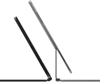 อุปกรณ์ iPad Pro จำนวน 2 เครื่องที่ติดเข้ากับ Magic Keyboard, ตัวเครื่องภายนอกด้านข้าง, รูปทรงที่บาง, สีดำสเปซแบล็ค พร้อมลำโพงและพอร์ต USB-C, เอียงเปิดครึ่งหนึ่ง, สีเงิน, เปิดกางอยู่, เอียงไปด้านหลังเพื่อแสดงดีไซน์แบบยกลอยที่ปรับเอนได้ของคีย์บอร์ด, ลำโพง และไมโครโฟน